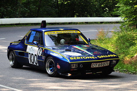 Sekunder efter at have rundet dette hårnålesving kørte Vincenzo Santangelo af banen efter målstregen og beskadigede sin Fiat x1/9 Dallara Abarth fra 1973. Men han vandt alligevel.